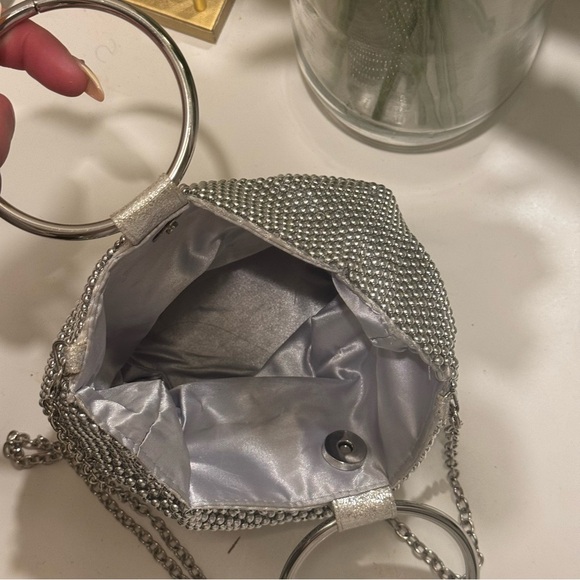 Jessica McClintock Womens Gwen Ball Mesh Ring Wristlet Pouch Clutch in Silver - Picture 4 of 9